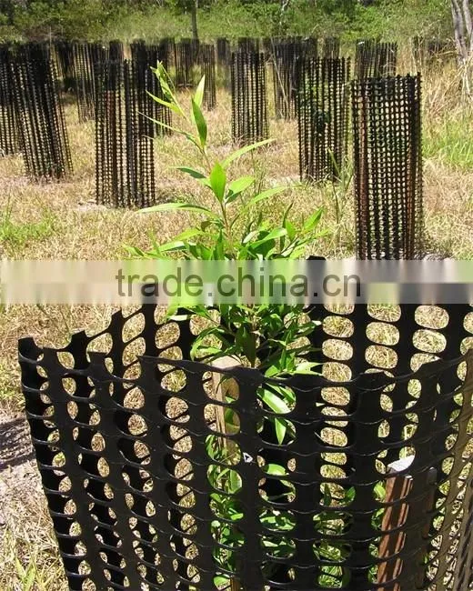Plastic extruded tubular net for tree shelter