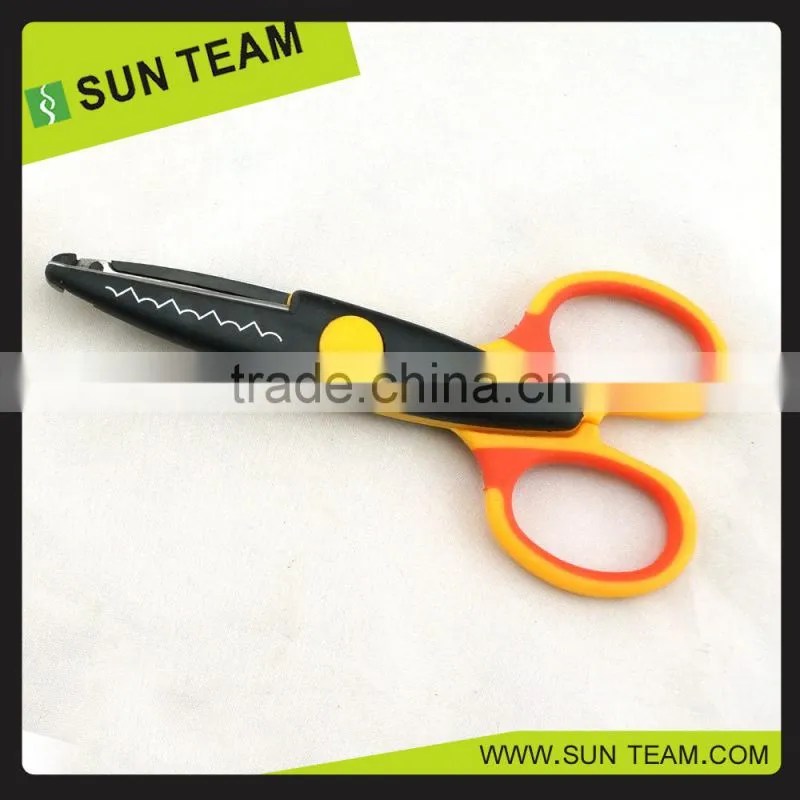 CS005 5-1/4" New plastic handle wavy scissors