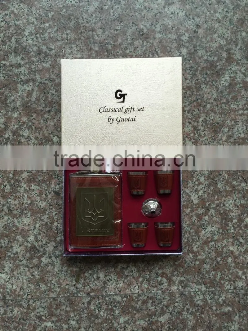 9oz leather wrapping hip flask and antique copper zinc alloy logo and 4 cups are arranged in the package box.