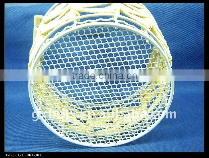 Light yellow paper rope iron frame round faux plate trays with ear handle