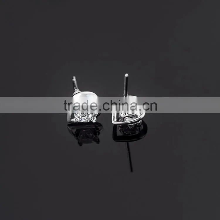 Latest fashion jewelry, synthetic diamond stud earrings in 18k gold plating sterling silver jewelry China wholesale