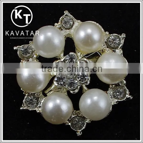 Elegant crystal rhinestone brooch with pearl