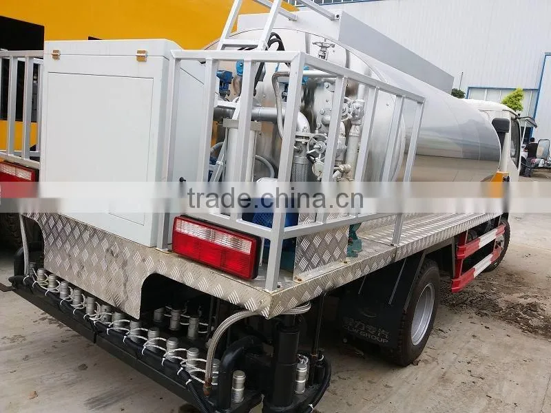 Best asphalt distributor truck bitumen distributor truck 4cbm bitumen spraying truck