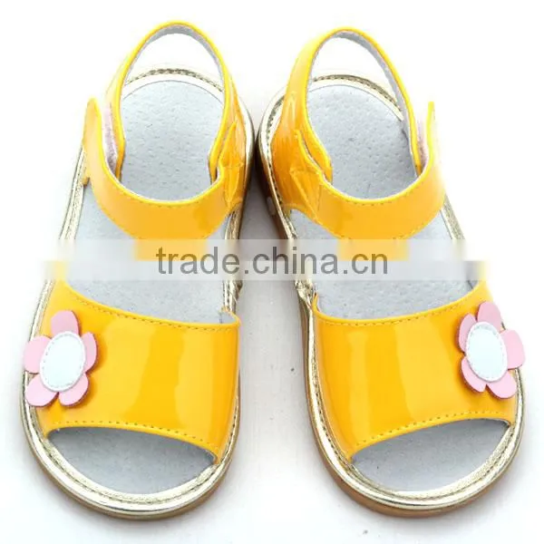 Cute high quality soft sole sandals kids shoes with sound