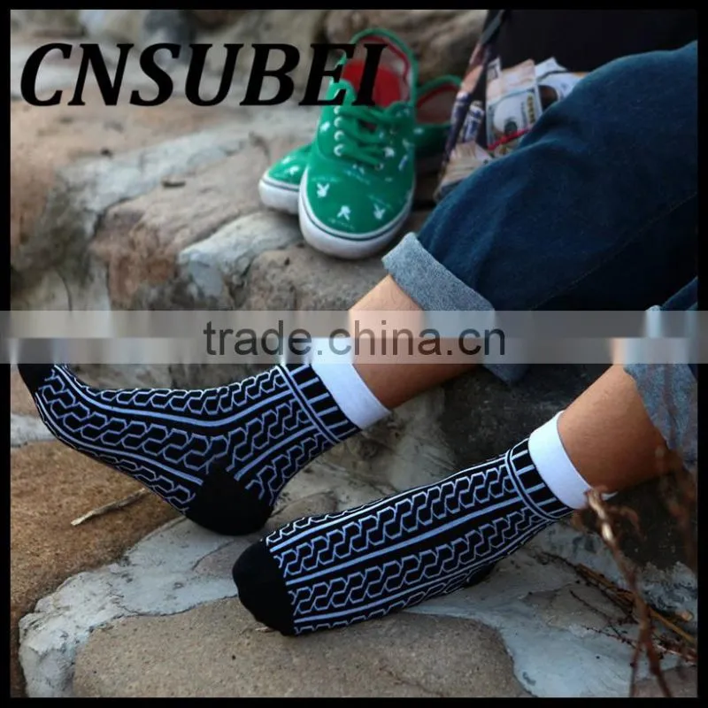 Autumn and winter men black and white chain pattern personality cotton tube socks