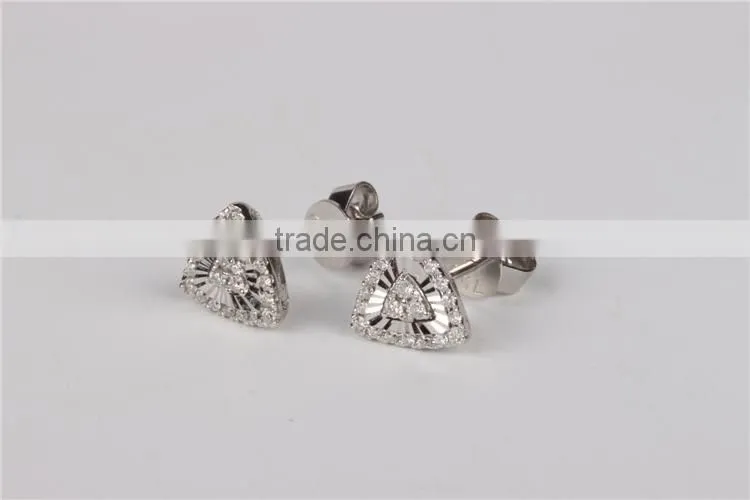 lasest design triangle earrings made of 18 K gold and diamond