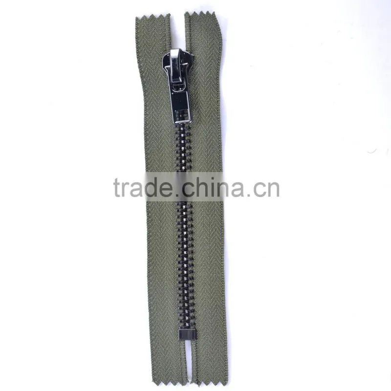 NO. 8 METAL ZIPPER BLACK GOLD CLOSE END