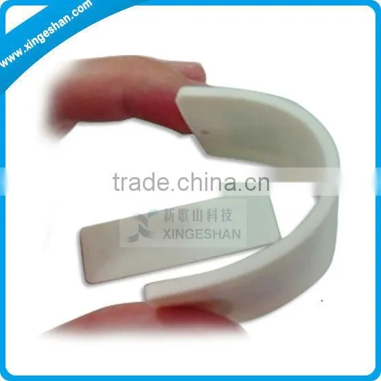Passive UHF Washable RFID Tags for Laundry Management