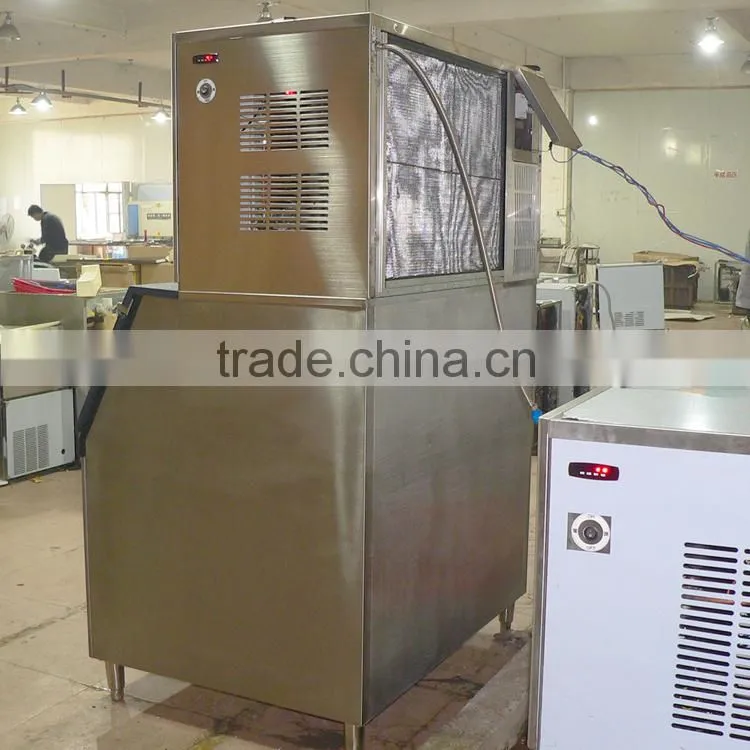 ice maker machine produces ice cube 25 by 25 mm