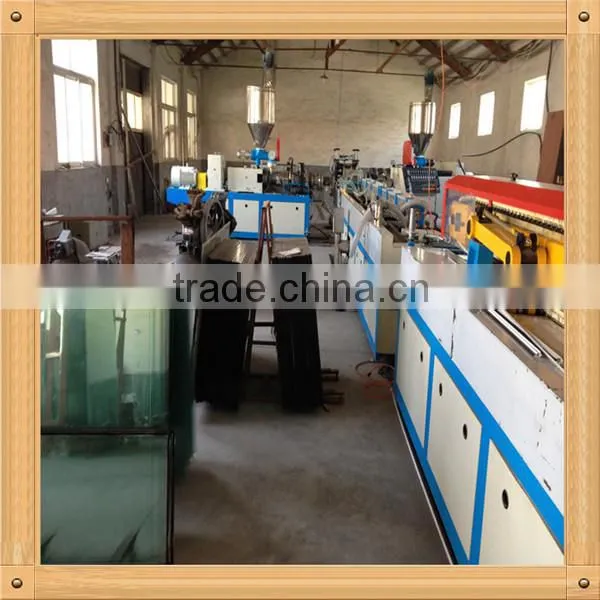 Vinyl window and vinyl window profile