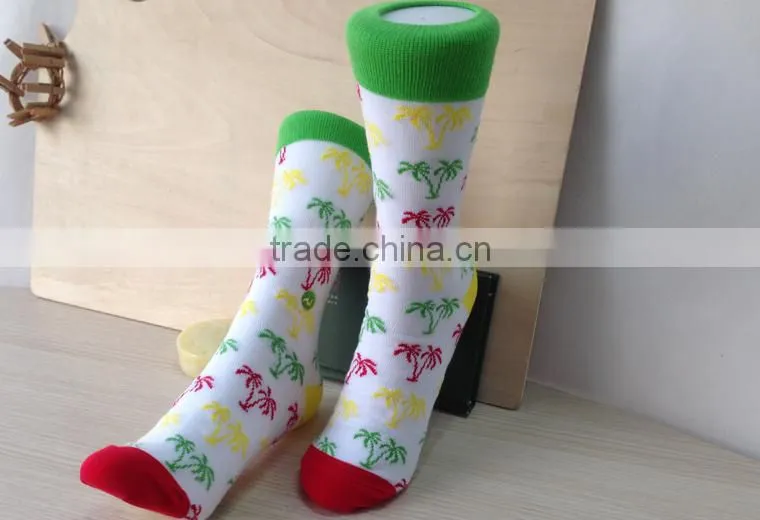 Small MOQ Hot Selling 200 Needles Combed Cotton Maple Leaf Design Socks for Women