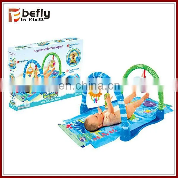 Funny baby crawl mat with hanging toy