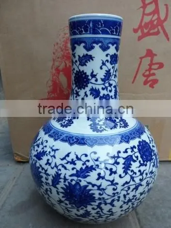 Antique porcelain blue and white painting flower vase