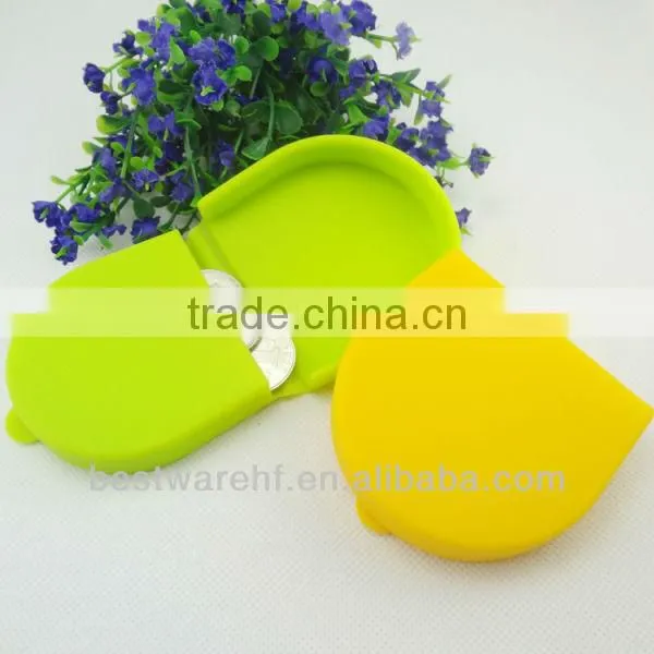 The horseshoe shaped silicone coin bag