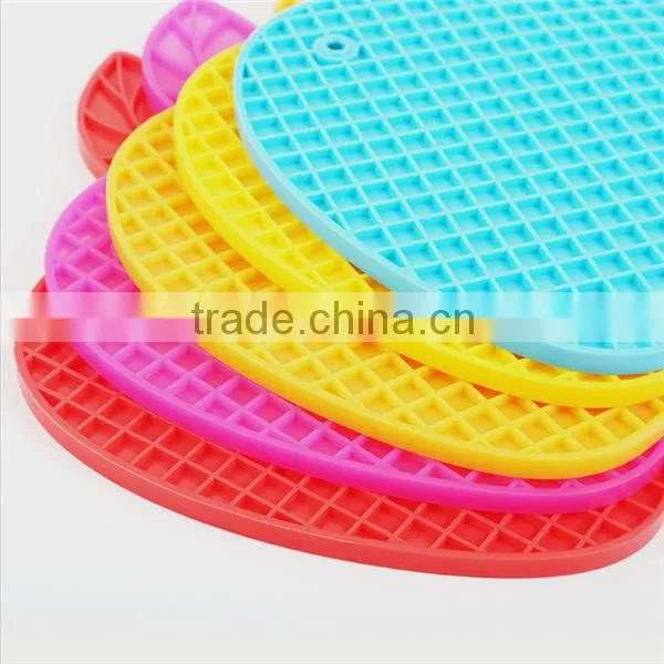 Heat resistant dishwasher safe silicone table mat