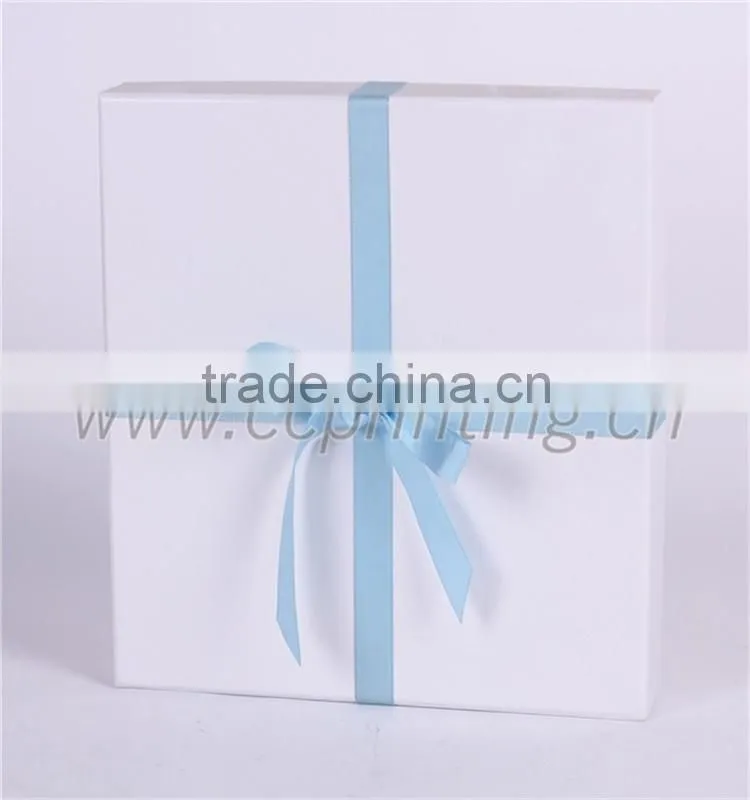White engagement paper gift box packaging box with blue ribbon