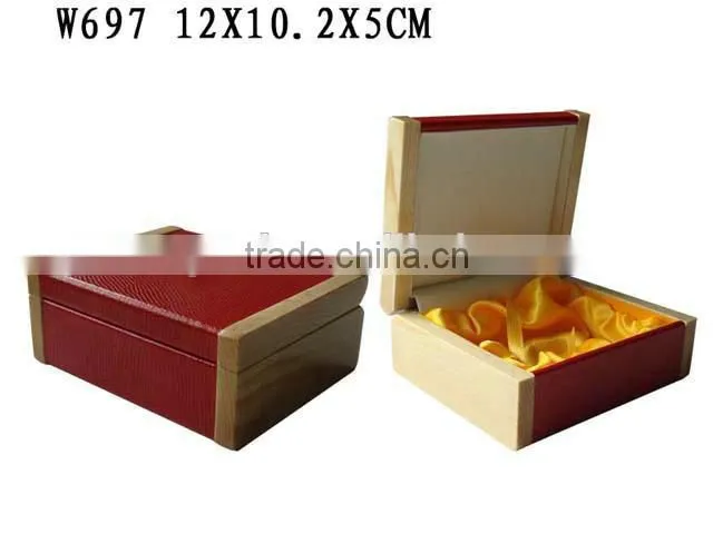 Customized Luxury Leather Wooden Jewelry Perfume Box with Golden Satin Insert Manufacturers China W697