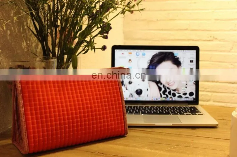 Alibaba China factory low-priced beautiful silicone makeup bag