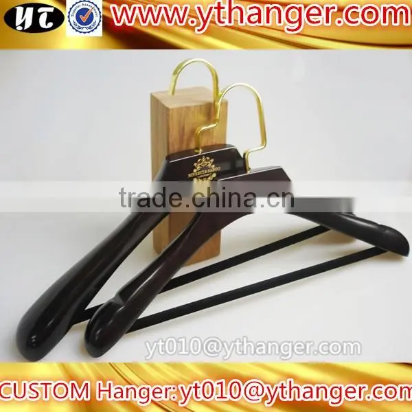 YY0532 factory deluxe brown wooden suit hanger with gold logo