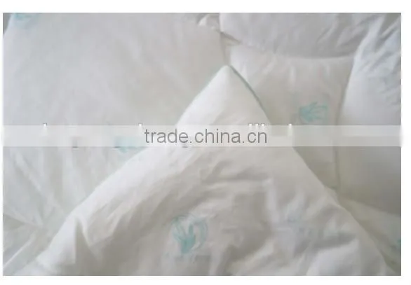 Supersoft breathable beautiful Aloe Vera printed quilt white