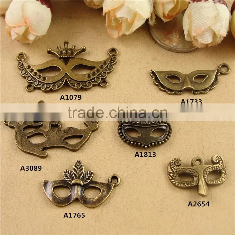 Nice alloy gold bag hanging accessories with crystals,heart chain holder for bag decorative