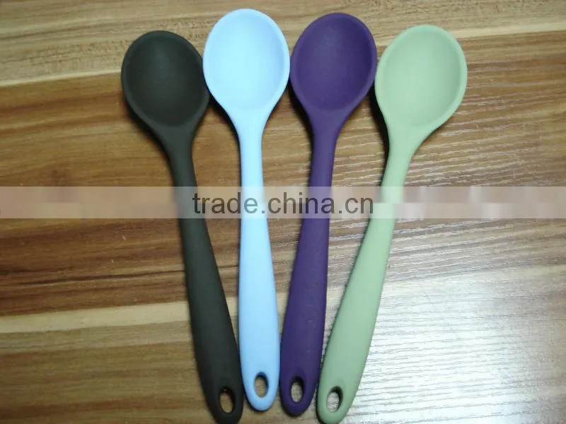 2014 wholesale soft and colored silicone spoon for babies