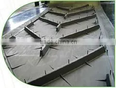 chevron patterned conveyor belt with V-shape