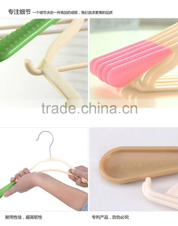 Plastic cloth hanger