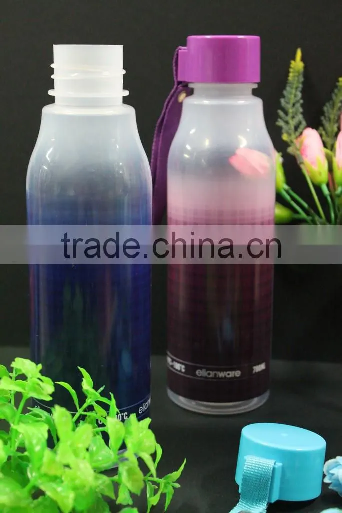 Colorful plastic water tumblers with lid and handle/ travel plastic 700ml colorful tumbler with handle and lid. BPA FREE!