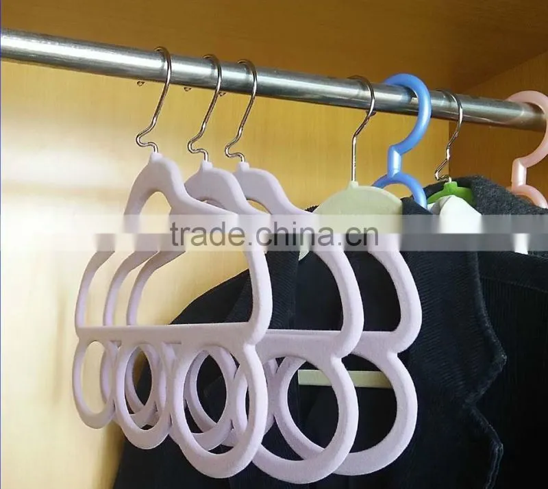 Valuable plastic expandable clothes hanger