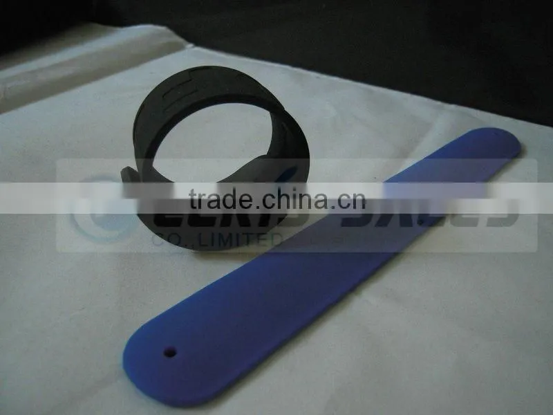 debossed silicone bracelet with metal