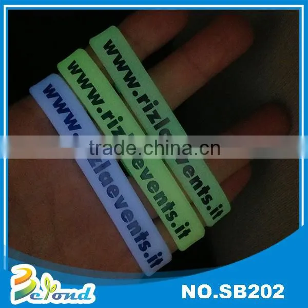 2016 Hot selling low price soft glowing silicone bracelets