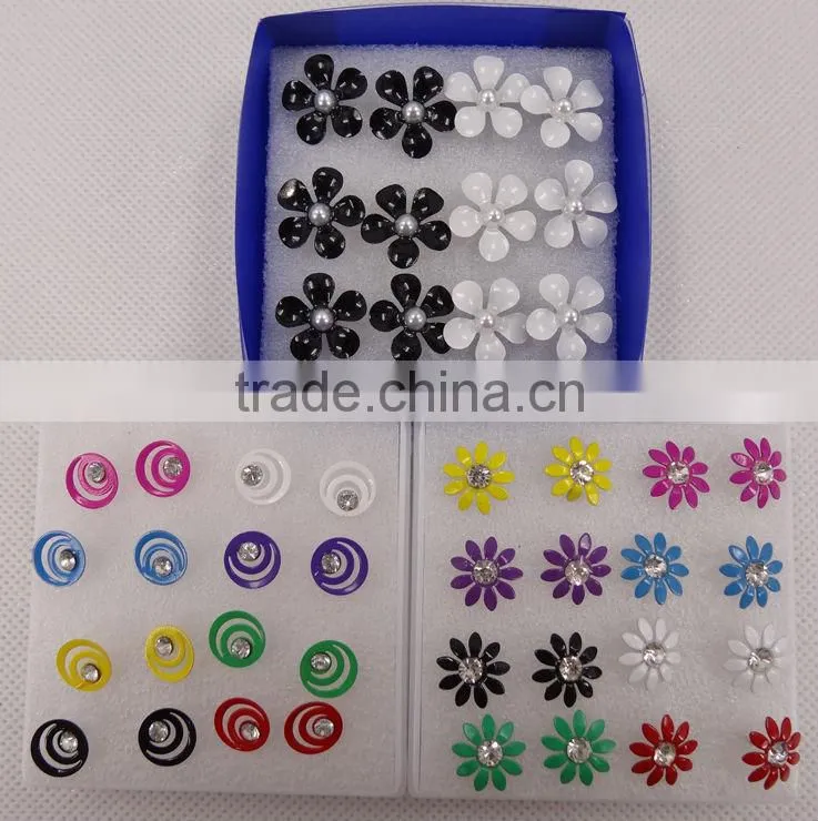 Delicate floret mixed color black and white iron spray point diamond stud earrings
