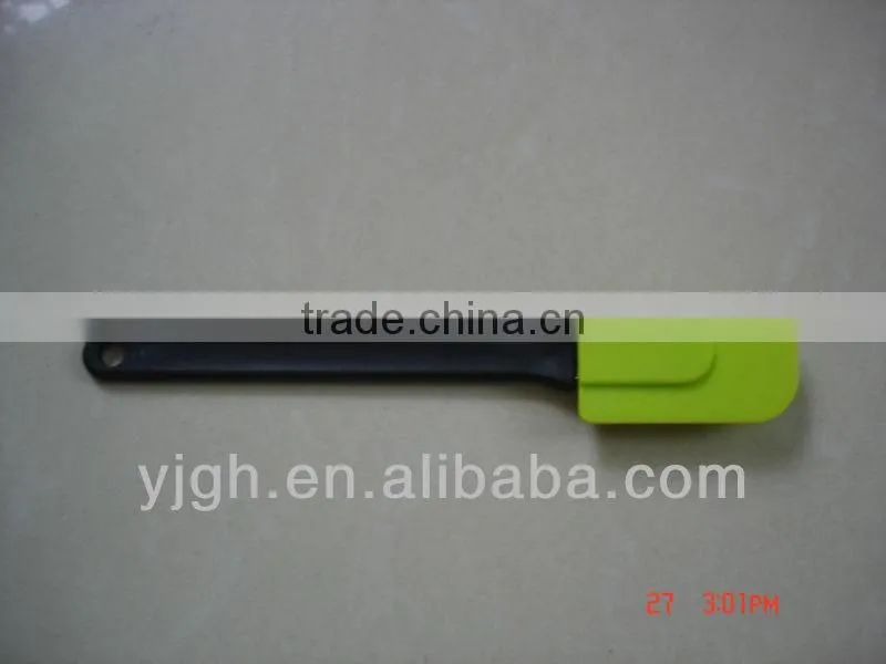 Heat resistant silicone spatula