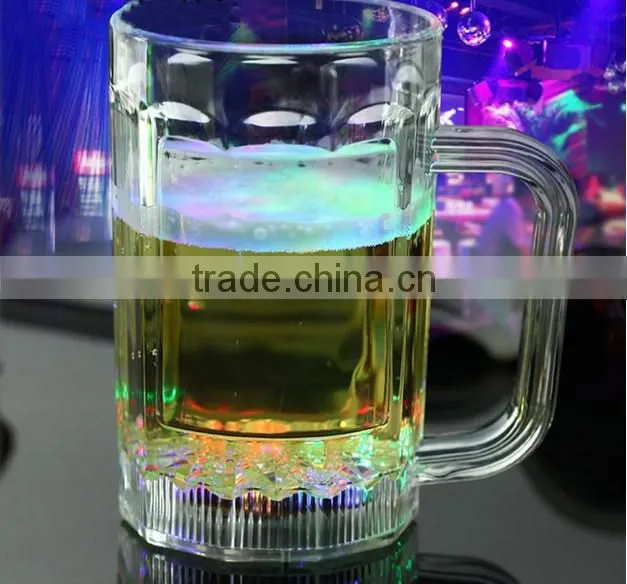 Plastic beer mug with flashing LED for bar&party, 480ml(17 ounce), water activated LED mug