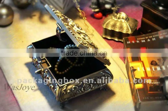 Antique style ring box