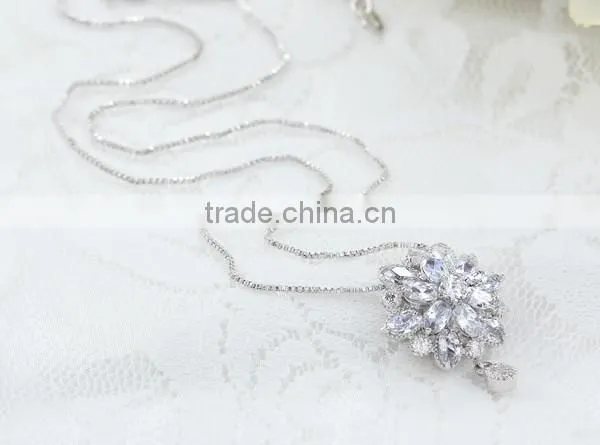 Fashion Delicate AAA Grade Zircon Flower Shaped Pendant Necklaces Wholesale