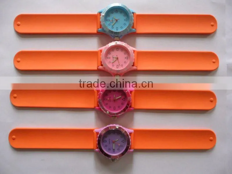 Fashion Colorful Silicone Watches with Plastic Back