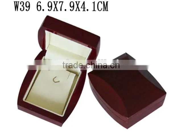 W39 Glossy Finish Wooden Jewelry Pendant Box