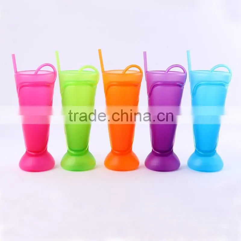 New design Colorful plastic cups with straw
