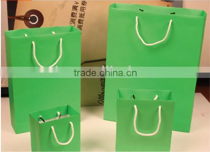 Custom popular active green color gift paper bag with handles and various sizes