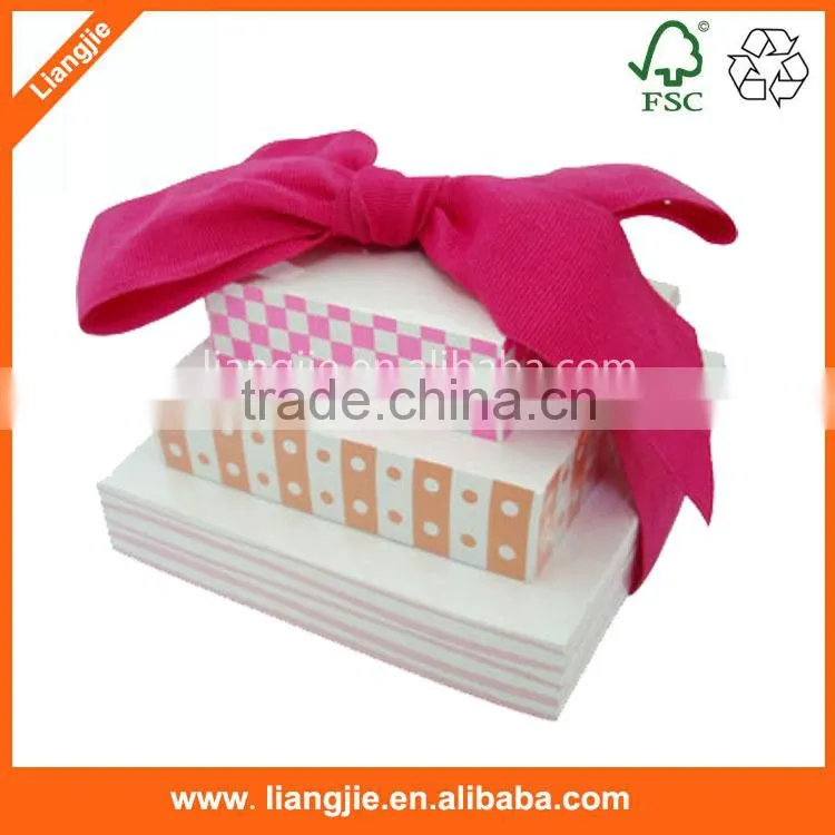wooden pallet with memo cube,note block with wood pallet