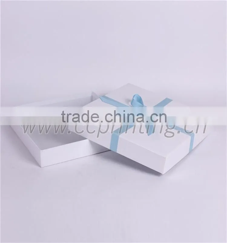 White engagement paper gift box packaging box with blue ribbon