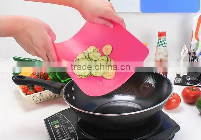New products chopping board set with stand/cute cutting board/plastic cartoon cutting board manufacturer