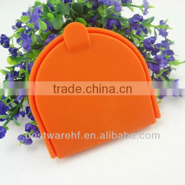 The horseshoe shaped silicone coin bag