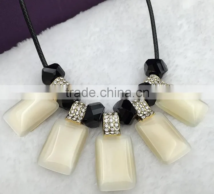 Manufacturers wholesale high-grade fashion female opal necklace short leather chain necklace