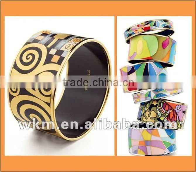 Fashion metal bangle with crown