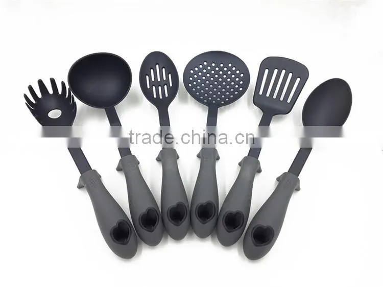 Standing kitchen utensils