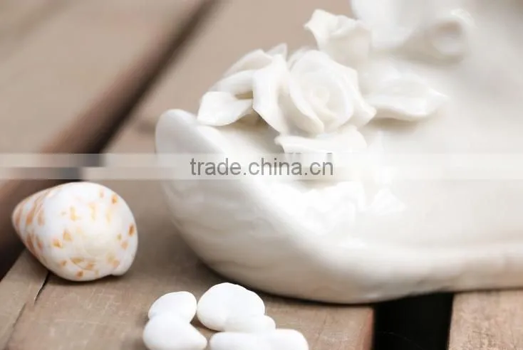 Fashion and creative ceramic shoe shape art craft