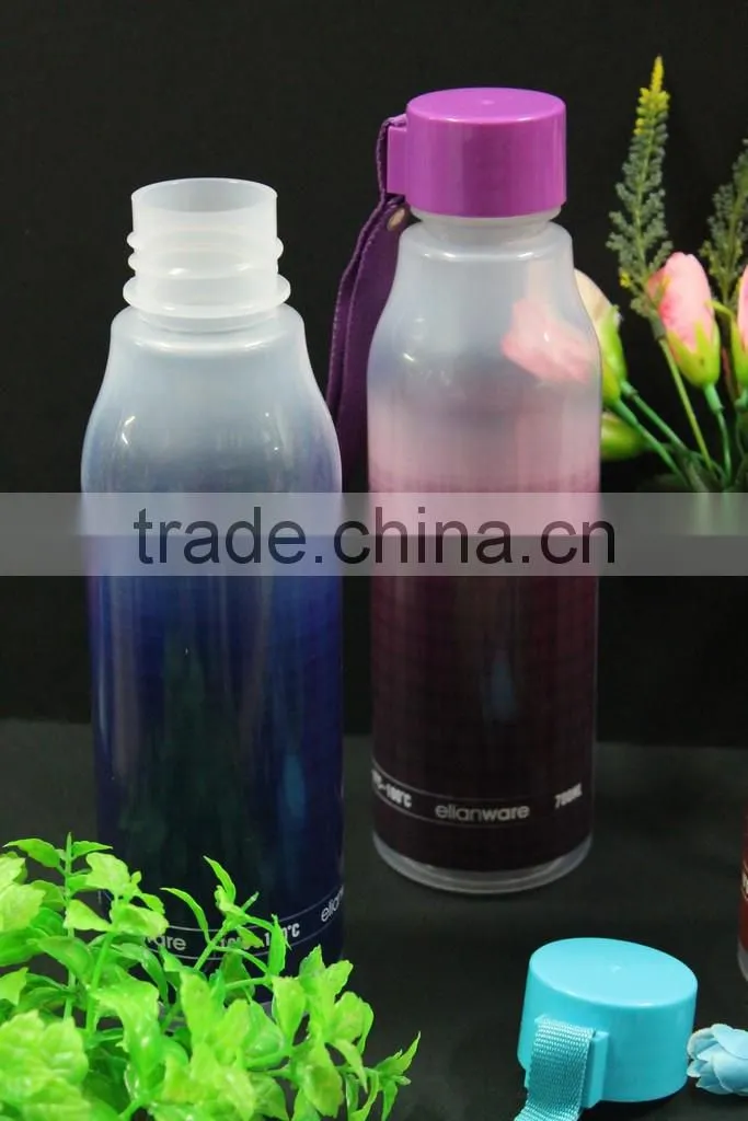 Colorful plastic water tumblers with lid and handle/ travel plastic 700ml colorful tumbler with handle and lid. BPA FREE!